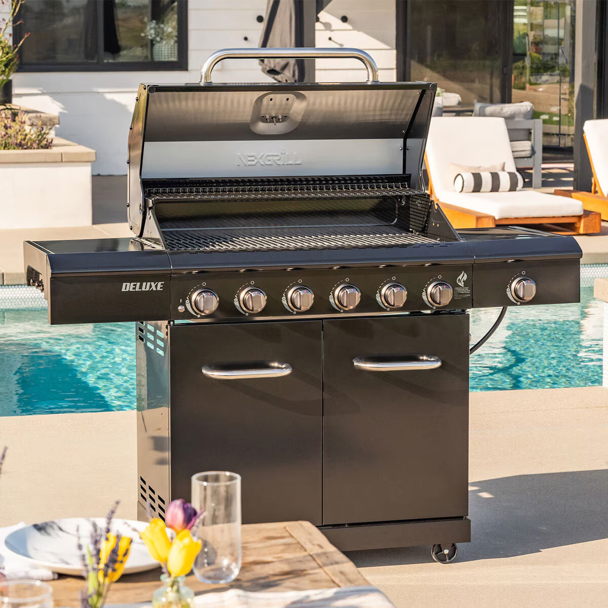 Deluxe 7 Burner Gas Barbecue Grill + Cover